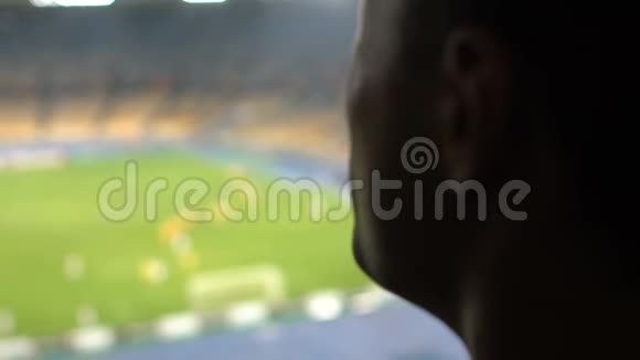 失望的球迷在体育场观看失败的比赛绝望特写视频的预览图