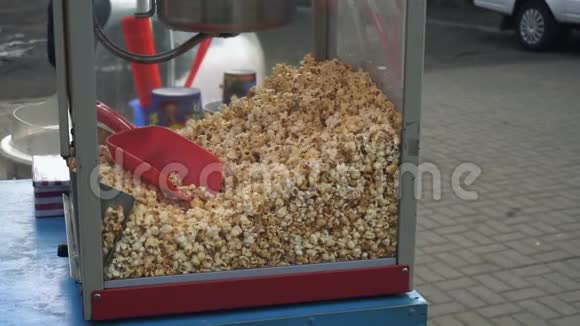很多爆米花在一个城市节日的容器里香甜的焦糖美味玉米深受孩子们的喜爱视频的预览图