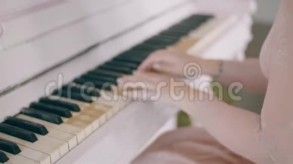 女手弹钢琴女人摸钥匙上的手指关门视频的预览图