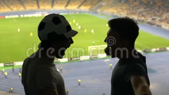 男队在足球赛中拥抱球迷在体育场为球队欢呼视频的预览图