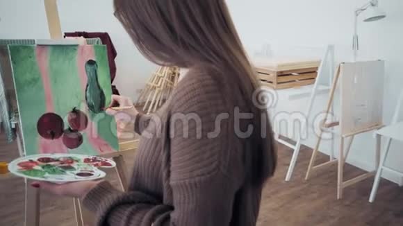 年轻的女艺术家画着静物视频的预览图