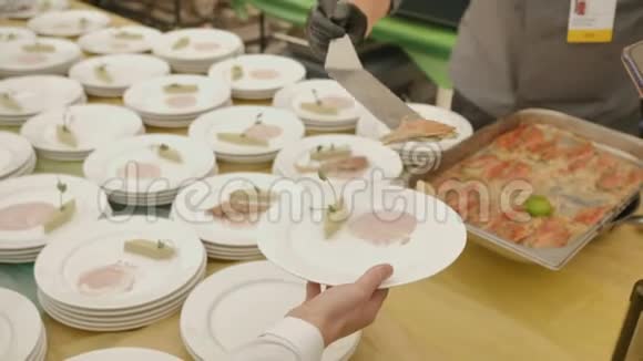 在婚礼或会议上厨师为客人准备了很多鱼餐饮服务视频的预览图