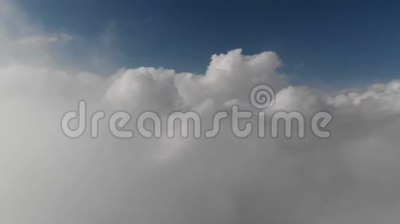 动人白云的风景空中全景为您的文本和设计4k准备框架视频的预览图