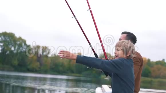 爸爸和他儿子钓到了鱼视频的预览图