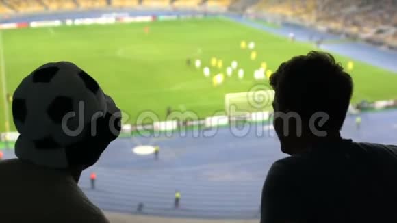 两个男朋友在体育场击掌球迷们为球队的胜利而欢呼视频的预览图