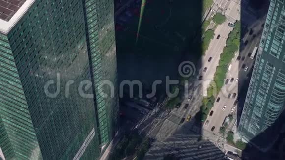 从顶部俯瞰美国纽约市的摩天大楼曼哈顿市中心金融中心视频的预览图