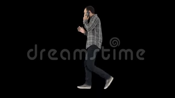 男人打电话走路做手势阿尔法频道视频的预览图