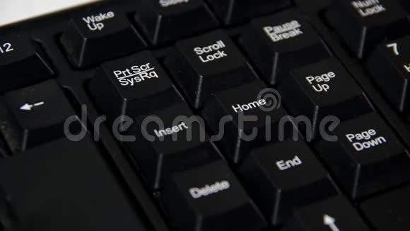 电脑人在电脑键盘上按家庭键视频的预览图