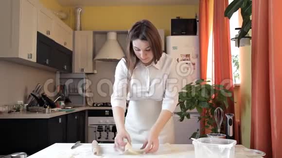 快乐的女人在厨房里撕生面团健康饮食的概念视频的预览图