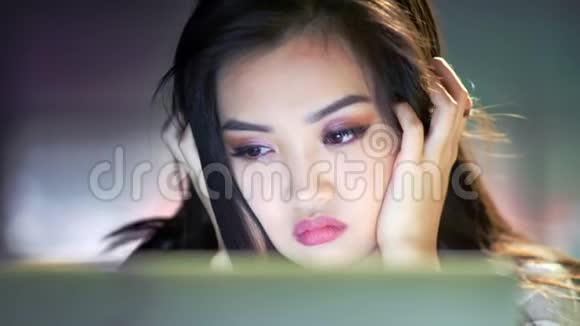 在办公室里看着笔记本电脑屏幕疲惫的商务女性脸睡着了视频的预览图