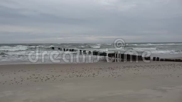 波罗的海海滩上废弃的码头木桩码头视频的预览图