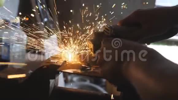 男焊工手在车间用电砂轮切割钢材专业修理工或视频的预览图
