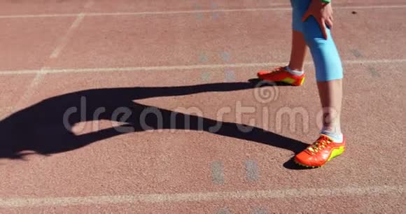 女子运动员在4k体育场地进行赛马运动视频的预览图
