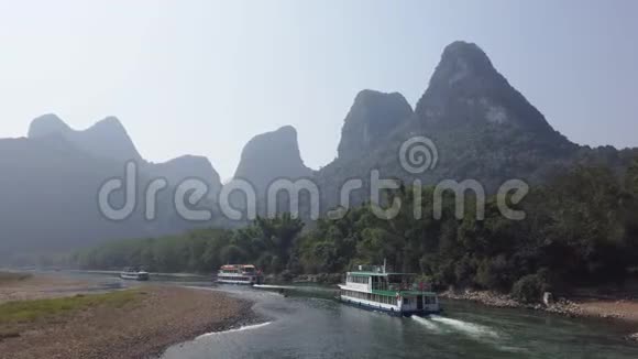 桂岭与阳朔之间的漓江游船视频的预览图