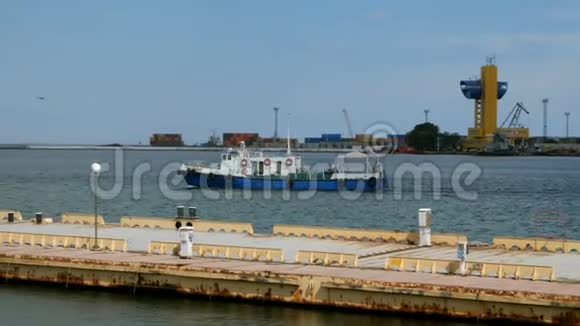 码头在海和船威奇在敖德萨海港航行海港货船海浪码头大海视频的预览图