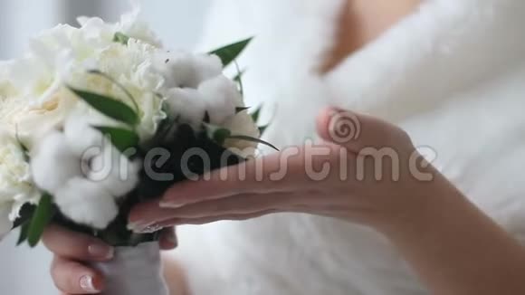 新娘手中的一束花穿着毛皮大衣视频的预览图