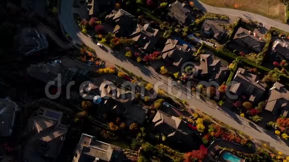 黎明时俯瞰西温和温哥华市中心的山景的空中镜头视频的预览图