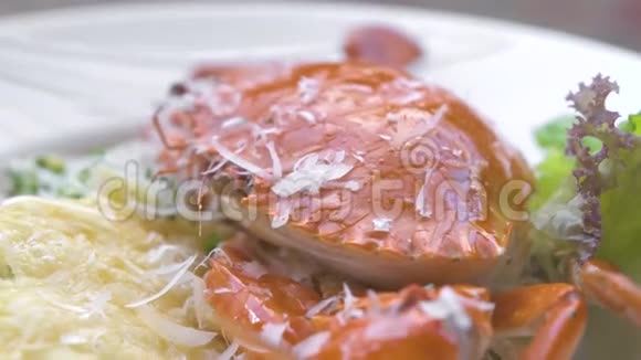 将意大利面食与红蟹新鲜草本植物和奶酪放在白色盘子里意大利传统面食和海鲜视频的预览图