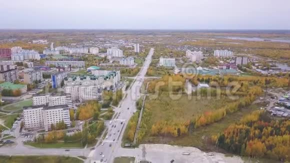 俄罗斯城市郊区飞机库车库道路和建筑物在多云的秋日与灰色的天空剪辑视频的预览图