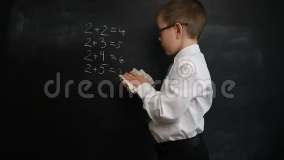 小男孩在解数学表达后洗黑板创意理念回校学习学前教育视频的预览图