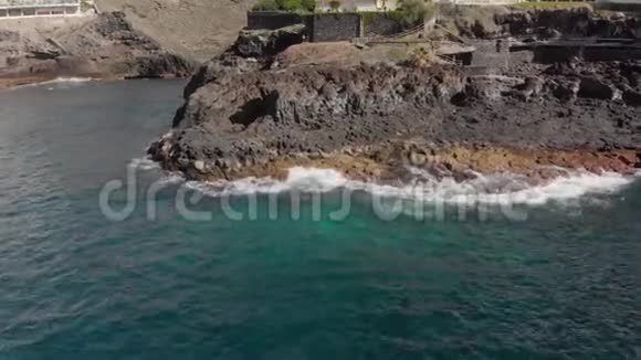 空中射击接近火山海岸两名未被认出的游客在那里拍照风景很大视频的预览图