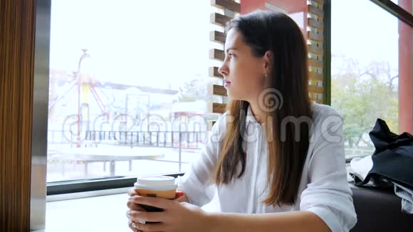 那个女孩在咖啡馆里喝咖啡视频的预览图