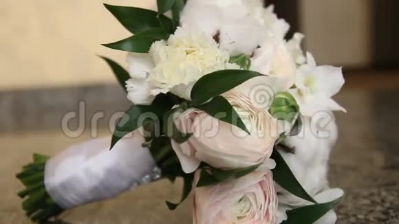 婚礼前准备时婚礼花束躺在地板上玫瑰花和叶子花束的侧景视频的预览图