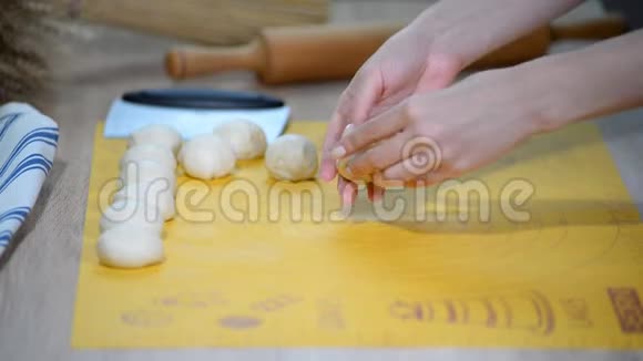 女人的手卷面包卷面团女孩手在桌子上捏面团视频的预览图