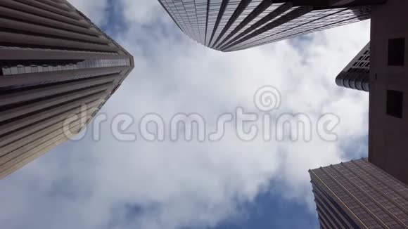摩天大楼在大风中仰望云视频的预览图
