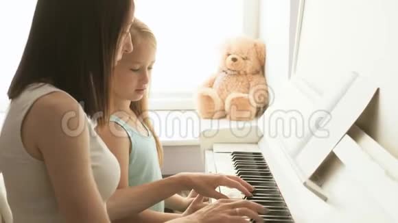 妈妈在家教女儿弹钢琴视频的预览图