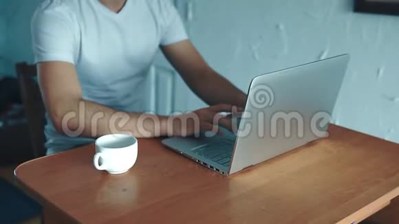 一个人在用笔记本电脑视频的预览图