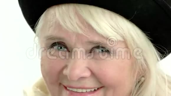 老妇人眨眨眼视频的预览图