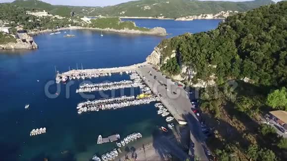从空中俯瞰希腊科孚岛古洛卡斯特里萨村用无人驾驶飞机前进视频的预览图