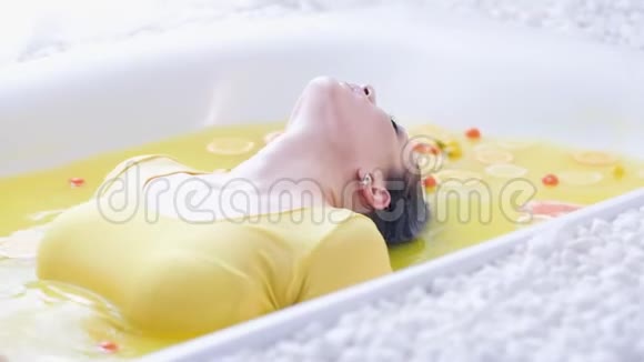 美容护理健康曲线美女性橙浴视频的预览图