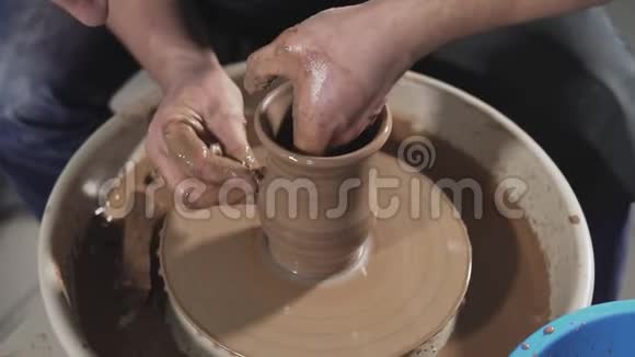 波特工作特写人手做泥罐手工制作工艺视频的预览图