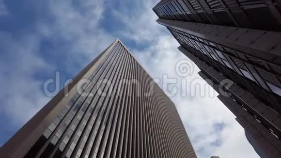 摩天大楼在旧金山加利福尼亚的大风中寻找云视频的预览图