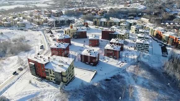 冬季美丽现代公寓的俯视图动作冬天白雪覆盖了城市的屋顶美丽的白色视频的预览图