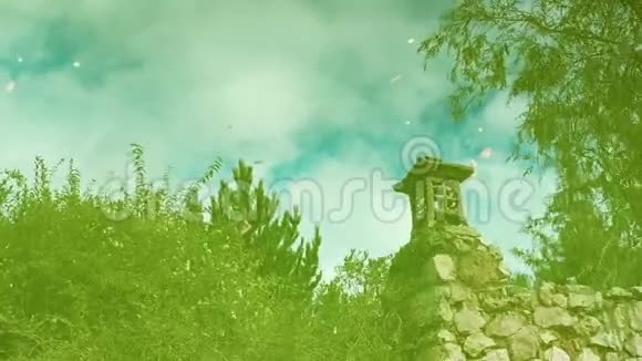 东方风格的栅栏柱的倒影绿水中有云的树木和蓝天视频的预览图