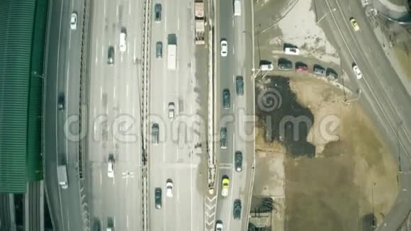 商业区城市道路交通堵塞开始的鸟瞰图视频的预览图