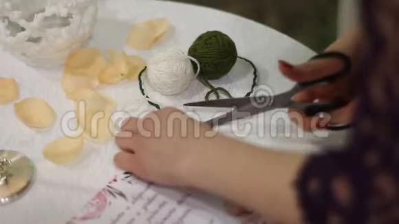 婚礼登记前桌子上编织成心球视频的预览图