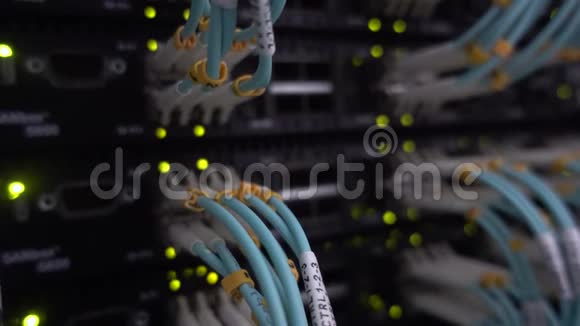 蓝色光电电缆关闭服务器机架闪烁引导绿色视频的预览图