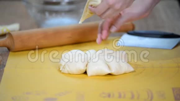 女人的手卷面包卷面团女孩手在桌子上捏面团视频的预览图