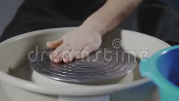 波特在陶工车轮上或陶工车床上制造产品视频的预览图