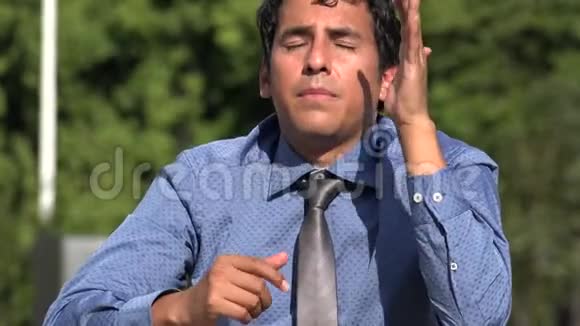 神经质的西班牙裔成年男性说话视频的预览图