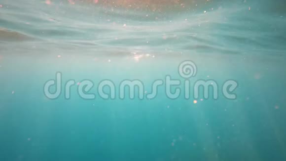 水下太阳光线海洋波随光线振荡流动视频的预览图