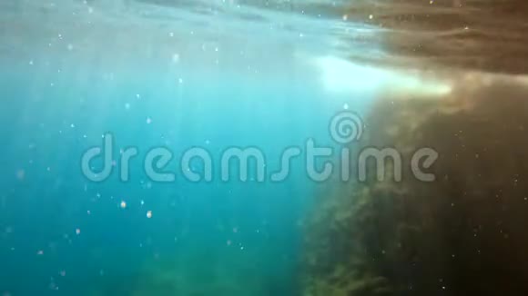 水下太阳光线海洋波随光线振荡流动视频的预览图