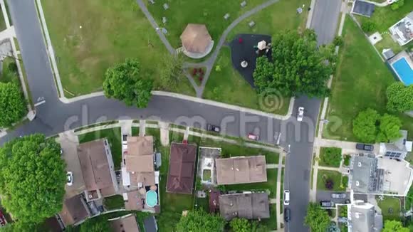 新泽西居民区池塘鸟瞰图视频的预览图