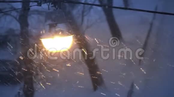 恶劣的天气雨和湿雪反射夜灯夜里在城里下雪视频的预览图