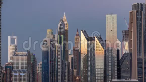 迪拜新摩天大楼和高楼大厦的鸟瞰图昼夜不停视频的预览图