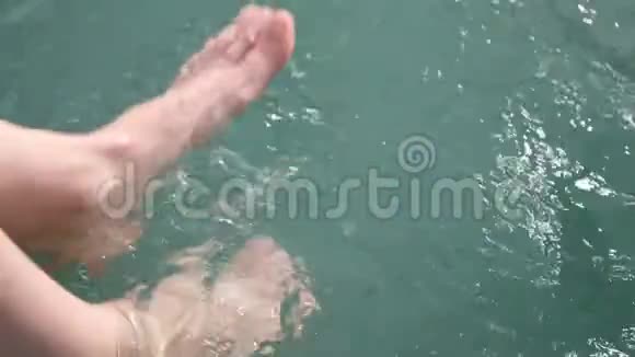女人在海里溅起水花嬉戏视频的预览图